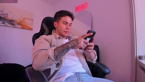 Snapshot of sebastianortizm chatting on 01.12.25 Lucian Sinclair online show from 01.12.25