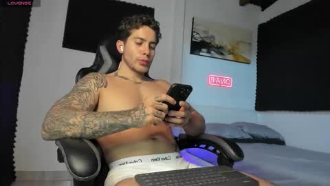 Snapshot of sebastianortizm chatting on 11.02.25 Lucian Sinclair online show from 11.02.25