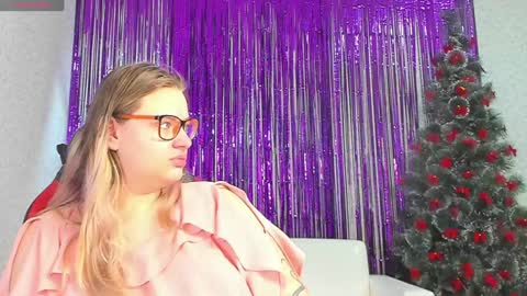 Snapshot of seductive_she_wolf chatting on 12.26.24 seductive_she_wolf online show from 12.26.24