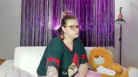 Snapshot of seductive_she_wolf chatting on 02.15.25 seductive_she_wolf online show from 02.15.25
