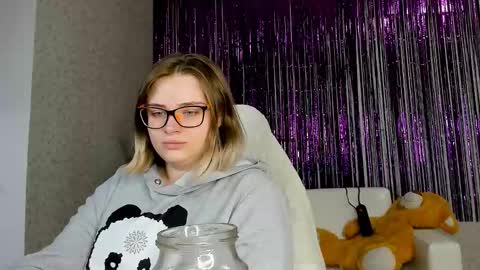 Snapshot of seductive_she_wolf chatting on 03.08.25 seductive_she_wolf online show from 03.08.25
