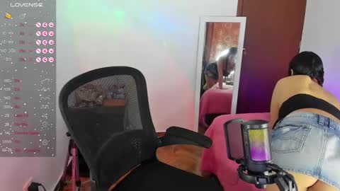 Snapshot of selene_e chatting on 01.02.25 Karol. online show from 01.02.25