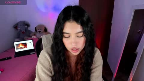 Snapshot of selene_e chatting on 01.12.25 Karol. online show from 01.12.25