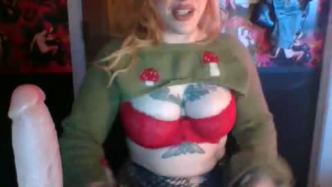 Snapshot of serencigarra chatting on 11.11.25 serencigarra online show from 11.11.25