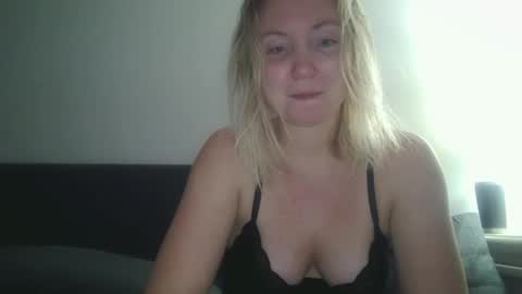 Snapshot of sexiirose22 chatting on 02.06.25 Rose online show from 02.06.25