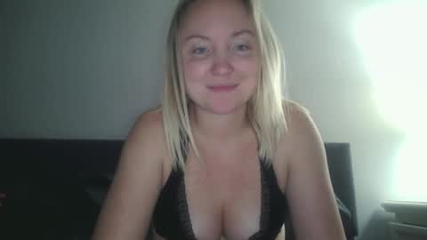 Snapshot of sexiirose22 chatting on 02.07.25 Rose online show from 02.07.25