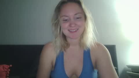 Snapshot of sexiirose22 chatting on 02.08.25 Rose online show from 02.08.25