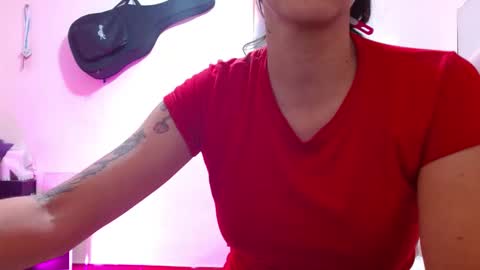 Snapshot of sexmilkdirty chatting on 12.18.24 sexmilkdirty online show from 12.18.24