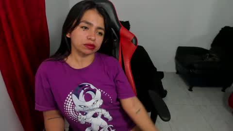 Snapshot of sexxyhot23 chatting on 03.07.25 LINDA online show from 03.07.25