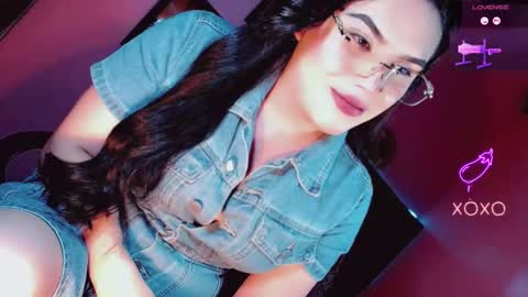 Snapshot of sexy_mysterious_dirty_girl chatting on 10.22.25 queen online show from 10.22.25