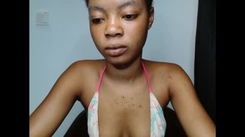 Snapshot of sexyxpeach chatting on 10.13.25 sexyxpeach online show from 10.13.25