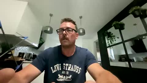 Snapshot of sharksboy16 chatting on 10.06.25 Sharksboy online show from 10.06.25