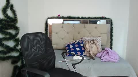 Snapshot of sharlotte__jones chatting on 12.18.24 Sara online show from 12.18.24