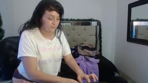 Snapshot of sharlotte__jones chatting on 12.21.24 Sara online show from 12.21.24