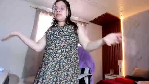 Snapshot of shasha_bloom chatting on 09.28.25 SASHA BLOOM online show from 09.28.25