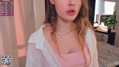 Snapshot of sheenaeast chatting on 01.06.25 Violet online show from 01.06.25