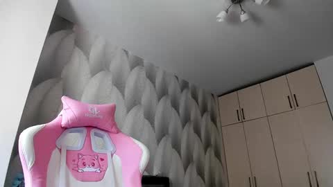 Snapshot of shy_bambiii chatting on 02.21.25 Mika online show from 02.21.25