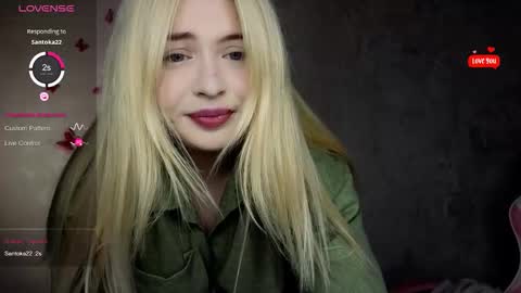 Snapshot of shy_blondiee chatting on 09.08.25 Molly online show from 09.08.25