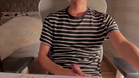 Snapshot of shydude666 chatting on 09.28.25 shydude666 online show from 09.28.25