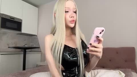 Snapshot of siliconepornstar chatting on 10.01.25 Diana  online show from 10.01.25