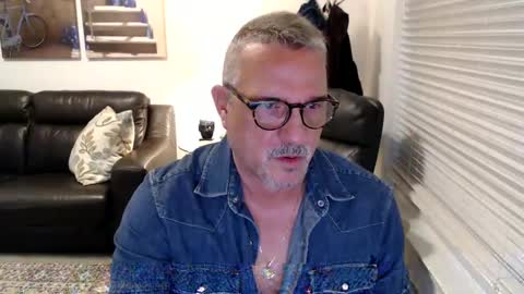 Snapshot of silveroli187 chatting on 09.19.25 silveroli187 online show from 09.19.25