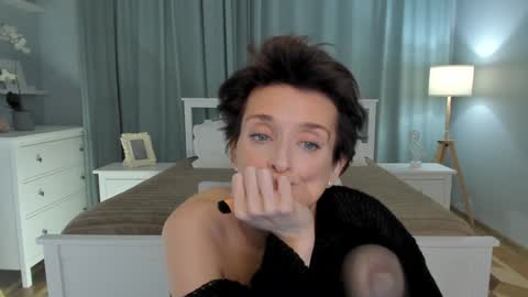 Snapshot of simonadebeauvoir chatting on 12.20.24 Simona online show from 12.20.24