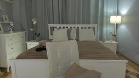 Snapshot of simonadebeauvoir chatting on 01.24.25 Simona online show from 01.24.25