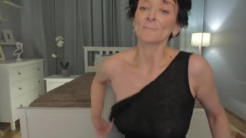 Snapshot of simonadebeauvoir chatting on 02.12.25 Simona online show from 02.12.25