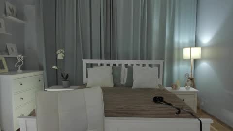 Snapshot of simonadebeauvoir chatting on 02.28.25 Simona online show from 02.28.25