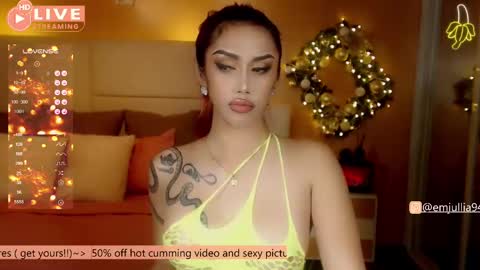 Snapshot of simplyjullia chatting on 12.08.24 online show from 12.08.24