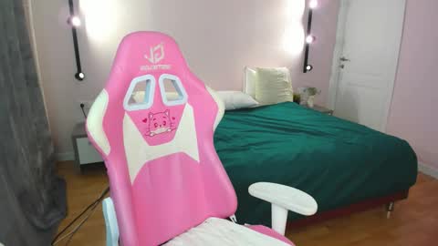 Snapshot of sira_fey chatting on 10.06.25 Sheils online show from 10.06.25