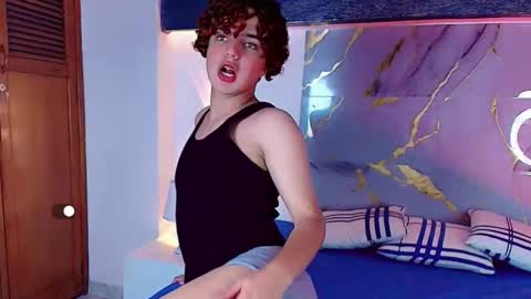 Snapshot of skyee_angel chatting on 11.12.25 Angel online show from 11.12.25