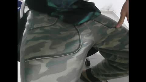 Snapshot of slender_cum chatting on 10.29.25 Slender Cum online show from 10.29.25