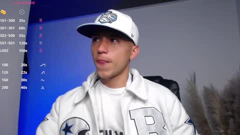 Snapshot of smileexander chatting on 10.25.25 smileexander online show from 10.25.25