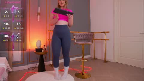 Snapshot of smiley_mia_ chatting on 03.06.25 Mia online show from 03.06.25