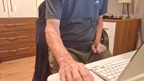 Snapshot of snooty05 chatting on 10.07.25 Snooty online show from 10.07.25