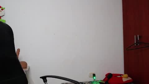 Snapshot of soft_fetish chatting on 12.22.24 Camila M online show from 12.22.24