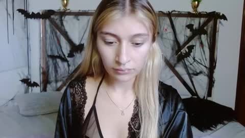 Snapshot of sophiaalee chatting on 10.25.25 SophiaLee online show from 10.25.25