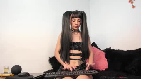 Snapshot of split_girl chatting on 02.06.25 EMMA online show from 02.06.25