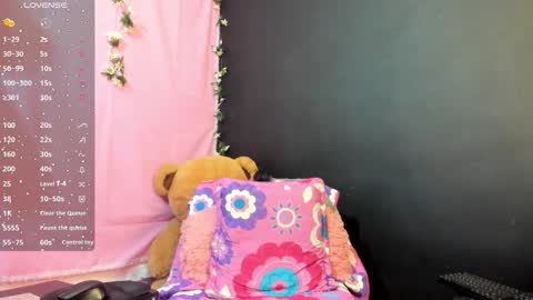 Snapshot of split_girl chatting on 10.08.25 EMMA online show from 10.08.25