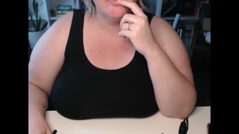 Snapshot of squirtymilfjess chatting on 12.08.24 Messi Jessi online show from 12.08.24