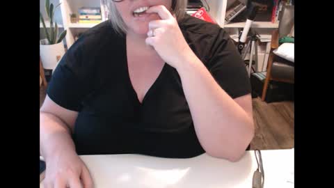 Snapshot of squirtymilfjess chatting on 12.09.24 Messi Jessi online show from 12.09.24