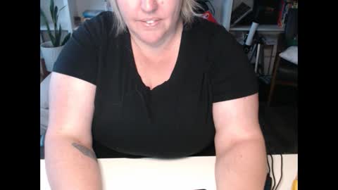 Snapshot of squirtymilfjess chatting on 12.10.24 Messi Jessi online show from 12.10.24