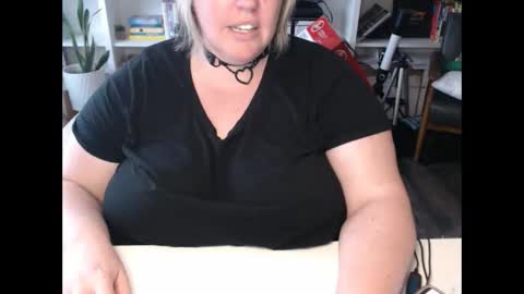 Snapshot of squirtymilfjess chatting on 12.10.24 Messi Jessi online show from 12.10.24