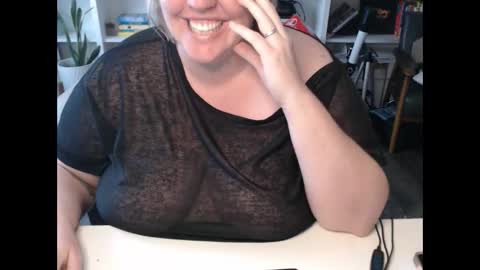 Snapshot of squirtymilfjess chatting on 12.11.24 Messi Jessi online show from 12.11.24