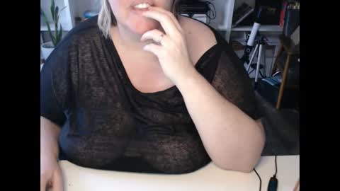 Snapshot of squirtymilfjess chatting on 12.13.24 Messi Jessi online show from 12.13.24