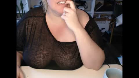 Snapshot of squirtymilfjess chatting on 01.07.25 Messi Jessi online show from 01.07.25