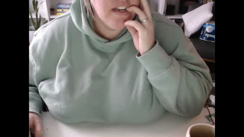 Snapshot of squirtymilfjess chatting on 01.15.25 Messi Jessi online show from 01.15.25