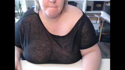 Snapshot of squirtymilfjess chatting on 02.19.25 Messi Jessi online show from 02.19.25
