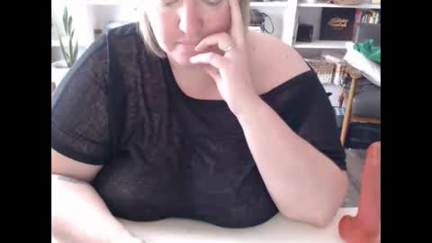 Snapshot of squirtymilfjess chatting on 02.25.25 Messi Jessi online show from 02.25.25